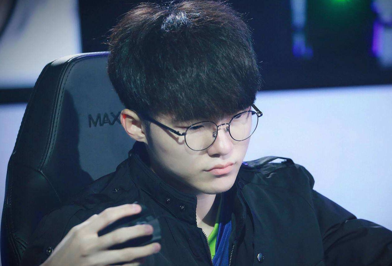 新手必看：翻牌前（Pre-flop）最容易犯的5个低级错误。（新手慎避：翻牌前（Pre-flop）最常见的5大误区）